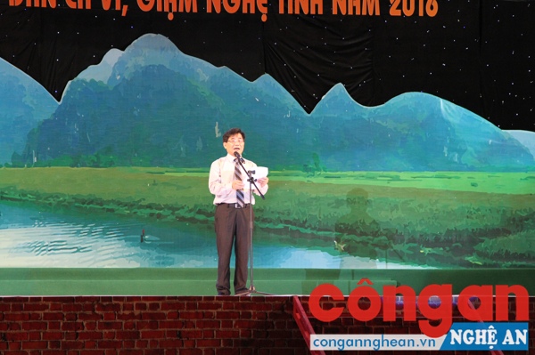 Ông Phạm Tiến Dũng, Phó GĐ Sở VHTT & DL tỉnh Nghệ An đọc diễn văn bế mạc Liên hoan dân ca ví, giặm Nghệ Tĩnh năm 2016