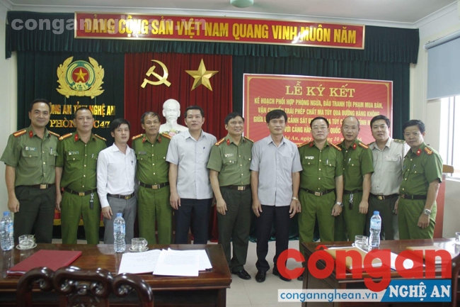 Phòng CSĐTTP về ma túy Công an tỉnh và Cảng hàng không quốc tế Vinh chụp ảnh lưu niệm cùng các đơn vị liên quan