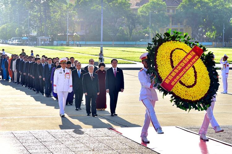 Trong đoàn đại biểu Quốc hội khóa XIV vào lăng viếng Bác có: Tổng Bí thư Nguyễn Phú Trọng, Chủ tịch nước Trần Đại Quang, Thủ tướng Chính phủ Nguyễn Xuân Phúc, Chủ tịch Quốc hội Nguyễn Thị Kim Ngân, Chủ tịch Ủy ban Trung ương MTTQ Việt Nam Nguyễn Thiện Nhân; các đồng chí Ủy viên Bộ Chính trị, Bí thư Trung ương Đảng… Ảnh VGP/Nhật Bắc