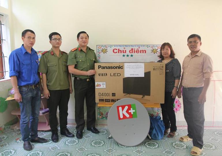 Công an Nghệ An tặng quà cho trường mầm non xã nghèo huyện Kỳ Sơn