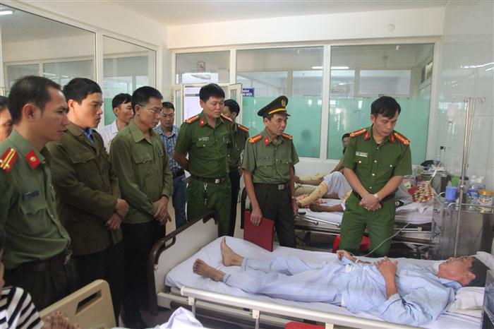 Thăm Công an xã bị thương khi làm nhiệm vụ