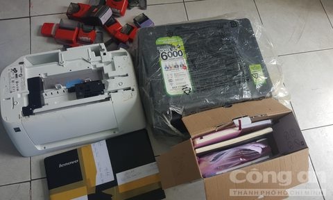Con dấu giả và máy móc thu được tại nhà đối tượng