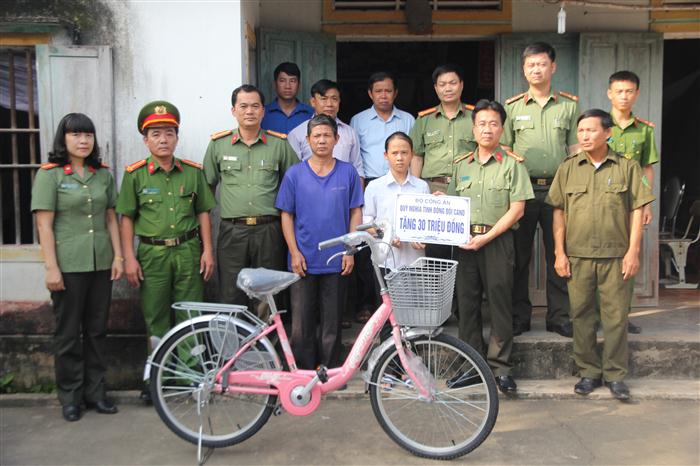 Bộ Công an tặng quà cho học sinh có hoàn cảnh khó khăn