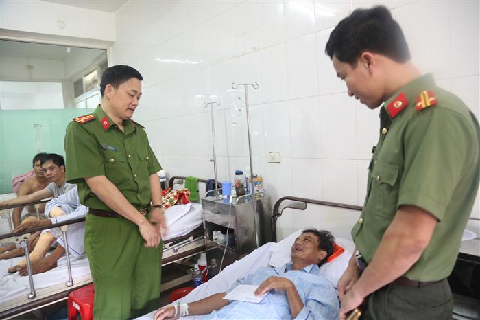 Thăm CBCS, Công an viên bị thương khi làm nhiệm vụ
