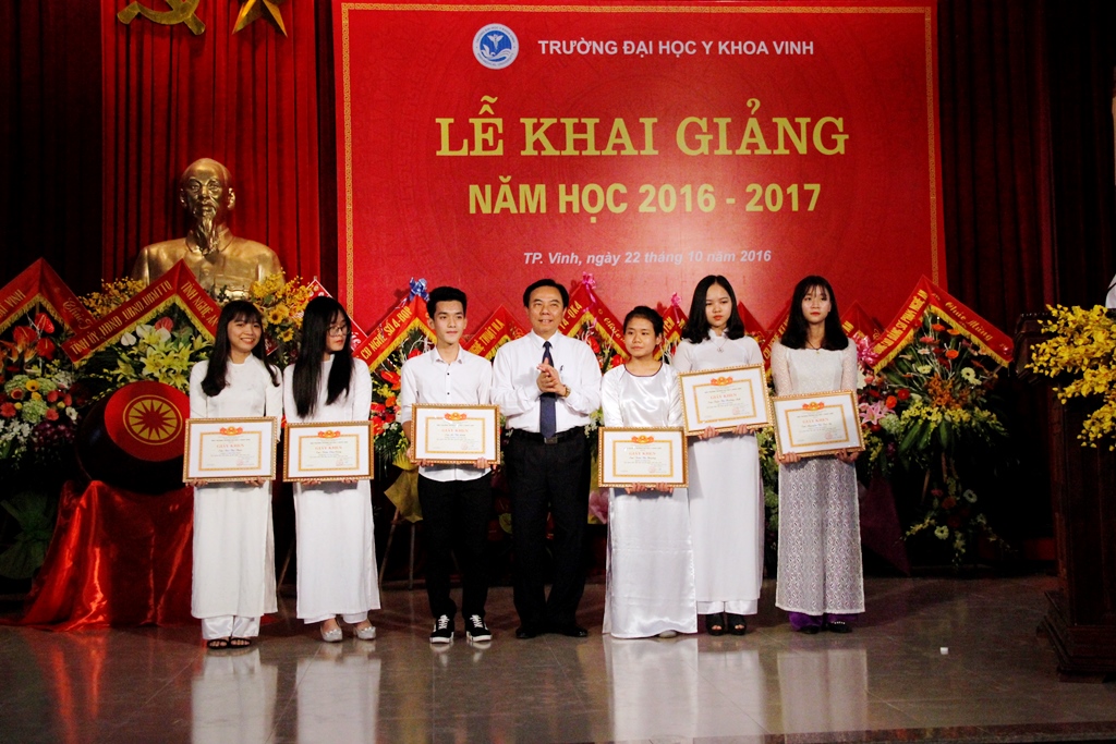 Ông Nguyễn Cảnh Phú, Hiệu trưởng nhà trường tặng quà cho các thủ khoa, á khoa