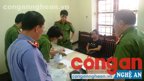 Nữ quái vận chuyển 2,5 bánh hêroin