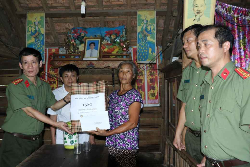 Tặng quà cho gia đình khó khăn
