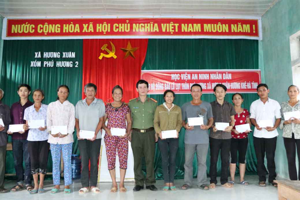 Mỗi món quà thể hiện tinh thần lá lành đùm lá rách của cán bộ, giáo viên Học viện ANTD