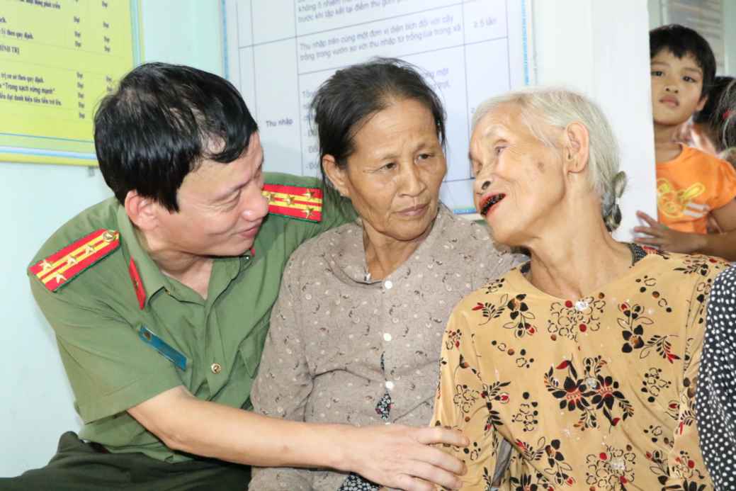 Thăm hỏi động viên người cao tuổi trong xã