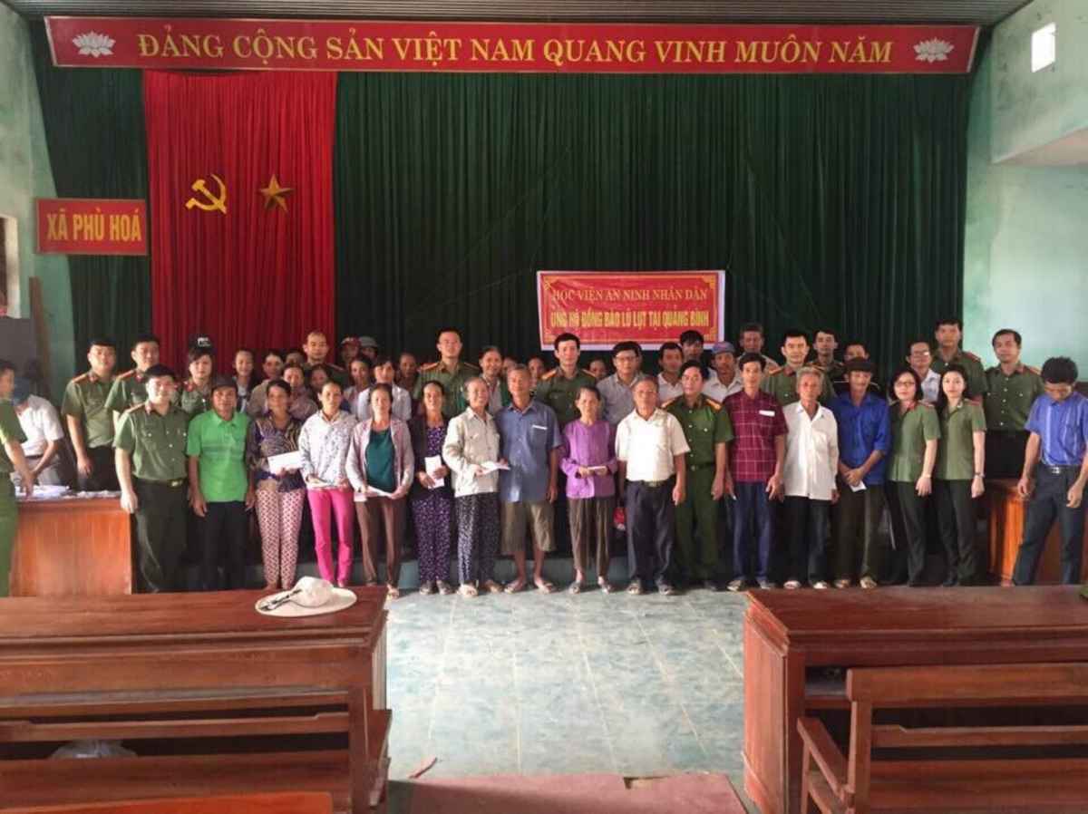 Trao quà cho đồng bào tại Quảng Bình