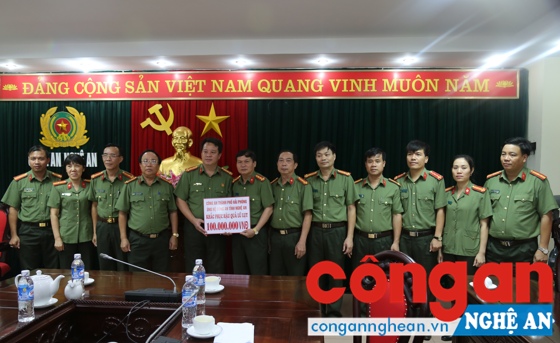 Ủng hộ 100 triệu đồng giúp Công an tỉnh Nghệ An khắc phục hậu quả lũ lụt