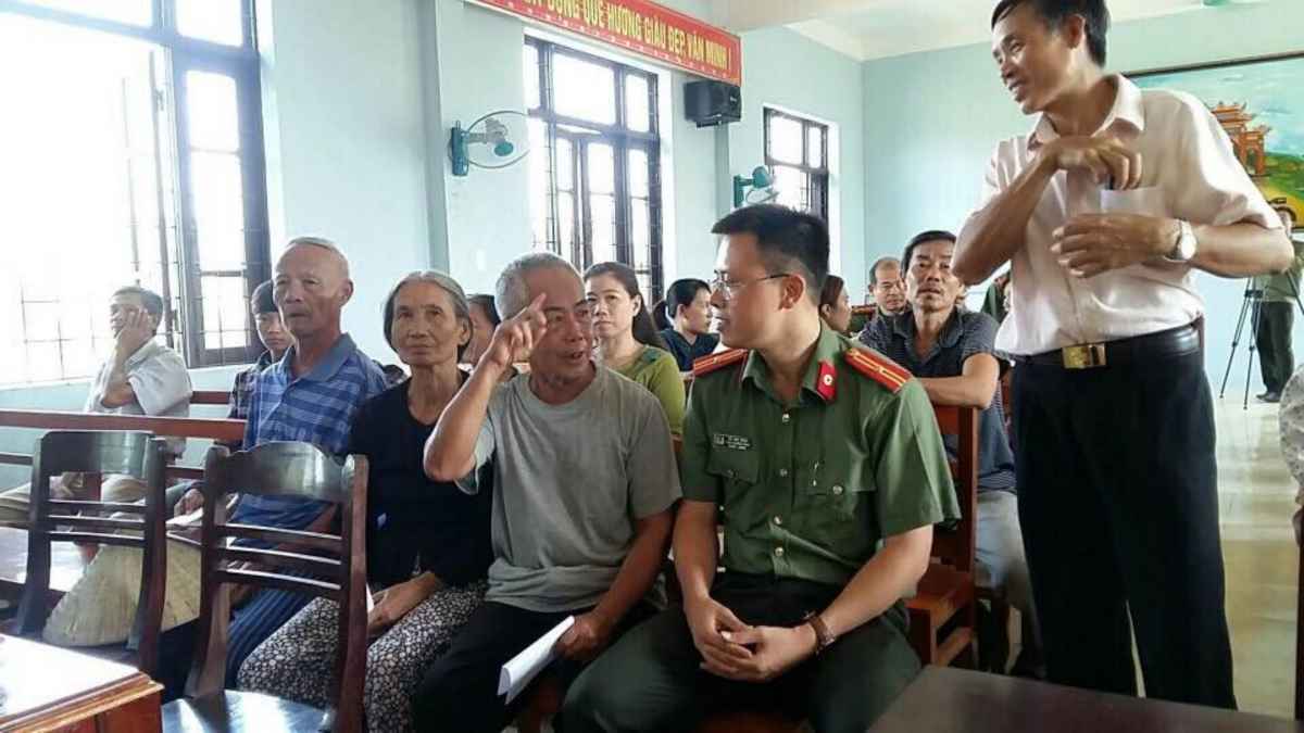 Người dân chia sẻ với giảng viên Học viện An ninh nhân dân về đợt mưa lũ vừa qua