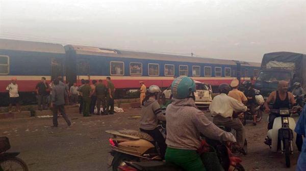 Tai nạn đường sắt kinh hoàng ở Hà Nội, 5 người tử vong