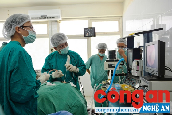 Bác sĩ CKII Tăng Xuân Hải, Trưởng khoa Tai - Mũi - Họng, Bệnh viện Đa khoa Nghệ An phẫu thuật nội soi điều trị viêm xoang cho bệnh nhân tại Xiêng Khoảng (Lào)