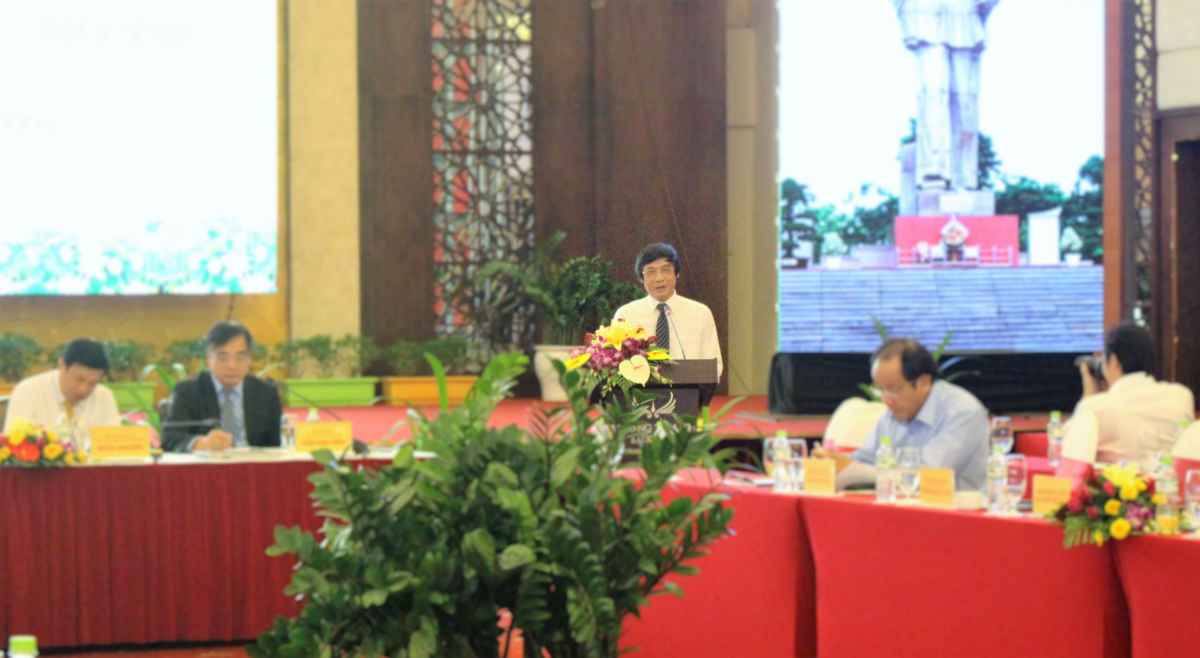 Đại biểu tham luận tại hội thảo