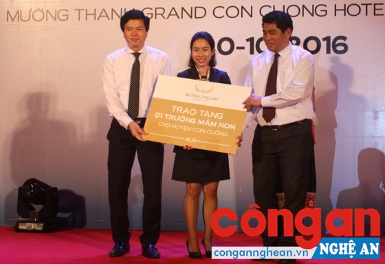 Thăm và làm việc tại huyện Con Cuông (Nghệ An)