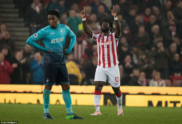 Bony tỏa sáng giúp Stoke City thắng dễ Swansea
