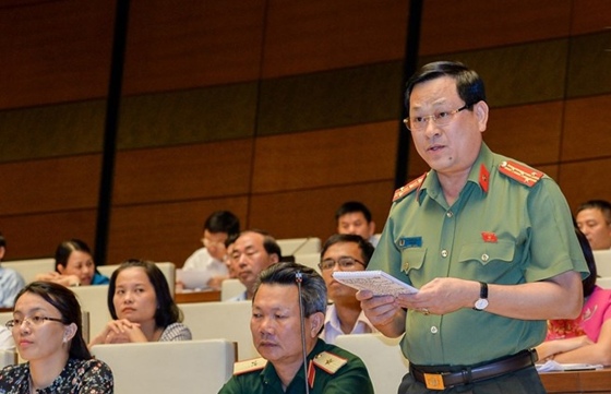 Đại biểu Quốc hội Nguyễn Hữu Cầu, Đoàn Đại biểu Nghệ An phát biểu tại Kỳ họp thứ 2, Quốc hội khóa XIV