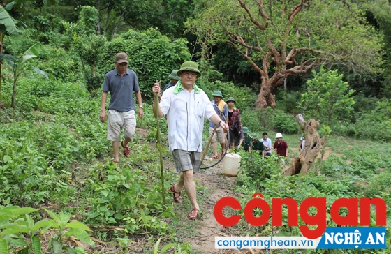 Đại tá Nguyễn Hữu Cầu, Giám đốc Công an tỉnh Nghệ An trực tiếp chỉ đạo tại hiện trường vụ án ở bản Phồng (tháng 7/2015)
