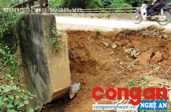 Cầu Khe Dài sụt lún gây nguy hiểm
