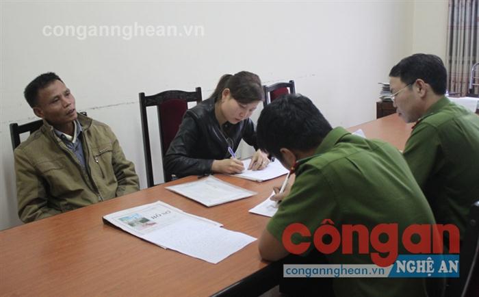 Bố con ông Trịnh Văn Tiến trình báo vụ việc tại Cơ quan Cảnh sát điều tra Công an tỉnh Nghệ An
