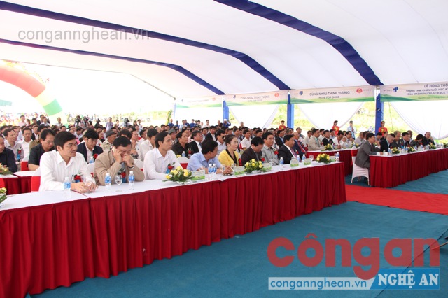 Các đồng chí lãnh đạo tỉnh tham dự lễ khởi công