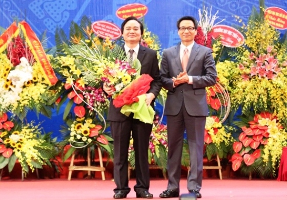 Phó thủ tướng Vũ Đức Đam tặng hoa chúc mừng tân Giáo sư, Phó giáo sư.