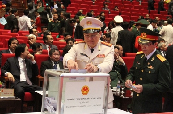 Các tân GS, PGS ủng hộ đồng bào miền Trung bị lũ lụt.