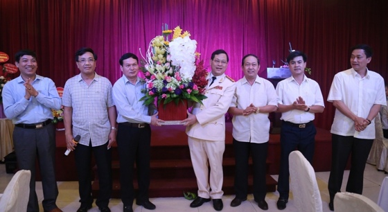 Ban giám đốc Công an Nghệ An chúc mừng Đại tá, PGS.TS Nguyễn Hữu Cầu.