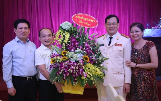 Đoàn Đại biểu Quốc hội tỉnh Nghệ An chức mừng Đại tá, PGS.TS NGuyễn Hữu Cầu.