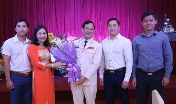 Đoàn Thanh niên, Hội phụ nữ và Công đoàn Công an tỉnh Nghệ An chúc mừng Đại tá, PGS.TS Nguyễn Hữu Cầu.