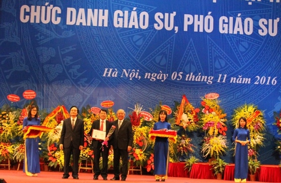 Trao chứng nhận cho các giáo sư.