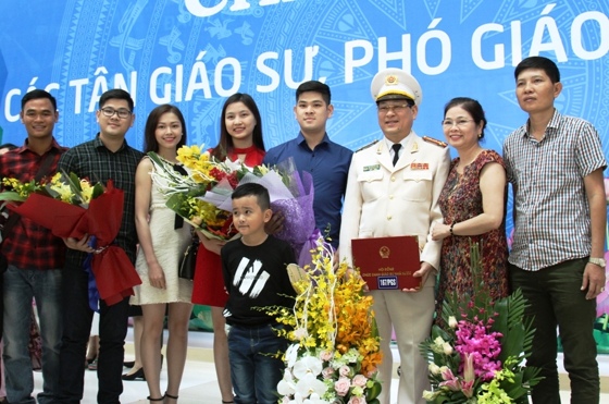 Đại tá, PGS.TS Nguyễn Hữu Cầu trong vòng tay của người thân, gia đình.