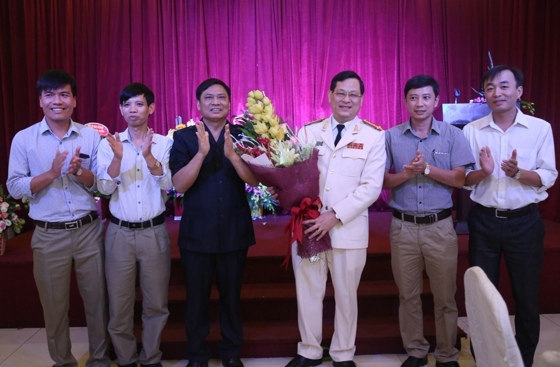 Phòng Tham mưu Công an tỉnh, Đại diện các phòng, ban Công an tỉnh chúc mừng Đại tá, PGS.TS Nguyễn Hữu Cầu.