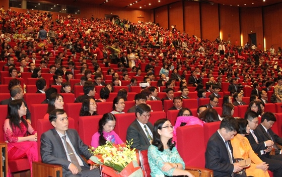  Các tân GS, PGS và người thân, bạn bè tham dự buổi lễ.