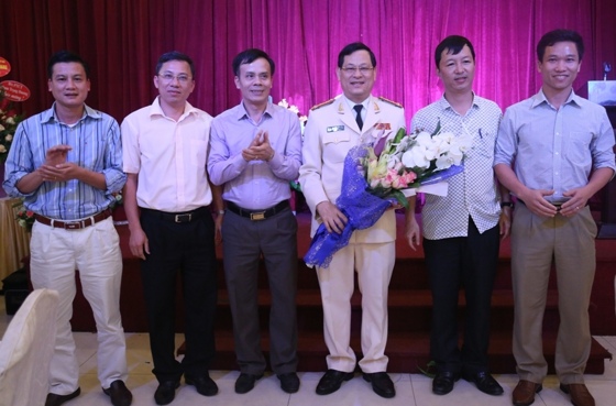 Đại tá, PGS.TS Nguyễn Hữu Cầu bên bạn bè, người thân, gia đình của mình.