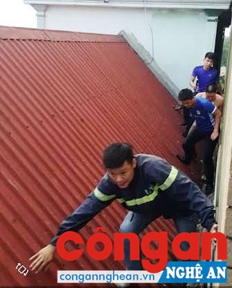 Các trinh sát hình sự Công an TP Vinh đuổi bắt các đối tượng đánh bạc chạy trốn trên các mái nhà cao tầng.