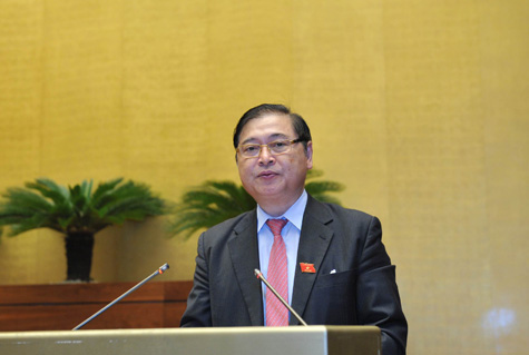 Chủ nhiệm Ủy ban Khoa học, Công nghệ và Môi trường của Quốc hội Phan Xuân Dũng trình bày Báo cáo thẩm tra dự án Luật Chuyển giao công nghệ (sửa đổi). Ảnh: VGP/Nhật Bắc