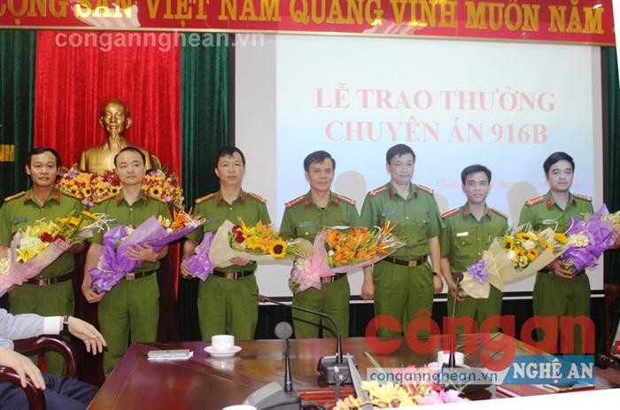 Đồng chí Đại tá Nguyễn Mạnh Hùng, Phó Giám đốc Công an tỉnh khen thưởng Ban chuyên án