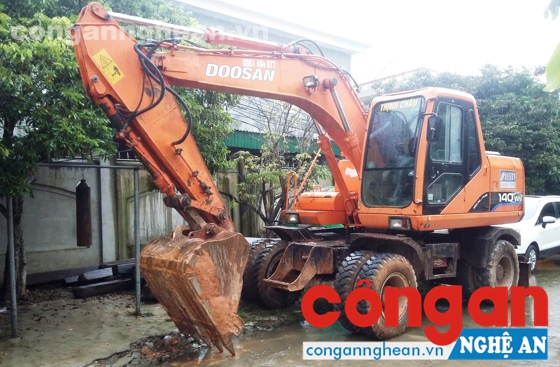 Tạm giữ phương tiện khai thác đất trái phép