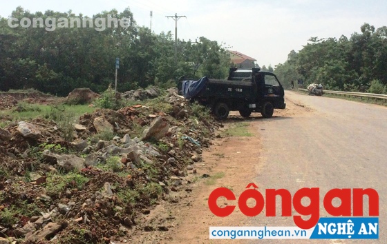 Một xe tải đổ trộm rác thải xây dựng giữa ban ngày