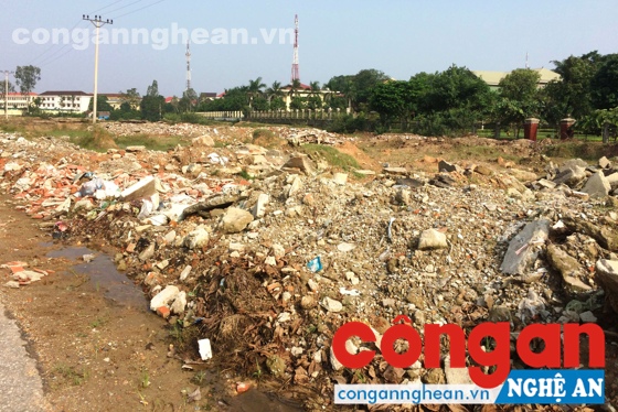 Rác thải ngổn ngang tại khối Yên Khánh