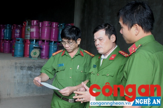 Đội Cảnh sát QLHC về TTXH Công an TP Vinh kiểm tra tại tổng kho chứa gas loại 12 kg của bà Xuân