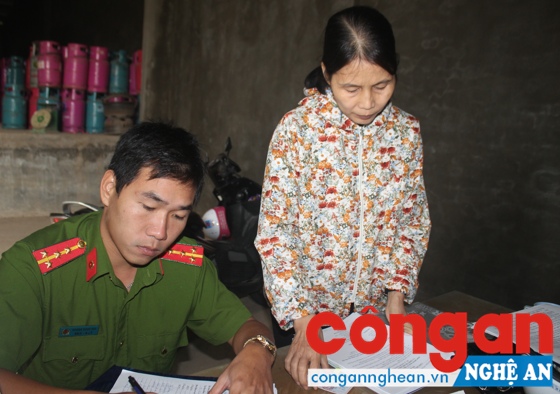 Đội Cảnh sát QLHC về TTXH Công an TP Vinh lập biên bản vi phạm đối với bà Xuân