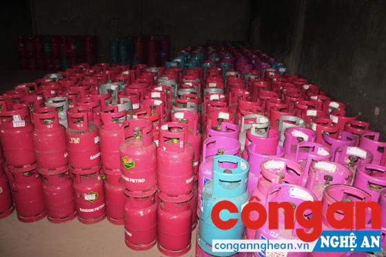 Hàng trăm bình gas tại kho tại doanh nghiệp Hiền Xuân