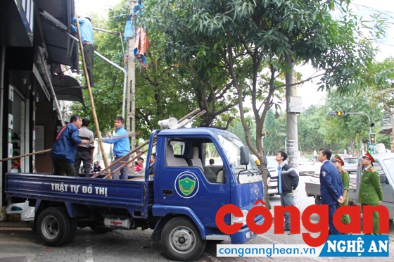 Thành Phố Vinh ra quân giải tỏa hành lang ATGT