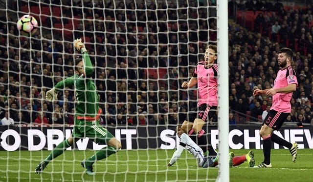 Daniel Sturridge chạm đầu nhạy cảm đánh bại thủ thành Craig Gordon.