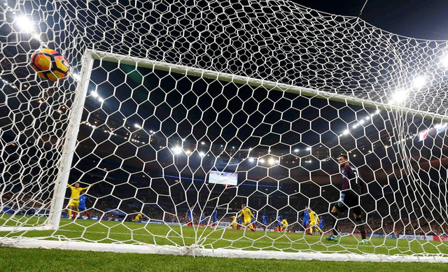 Cú sút phạt hiểm hóc của Emil Forsberg khiến thủ thành Hugo Lloris chỉ còn biết đứng nhìn
