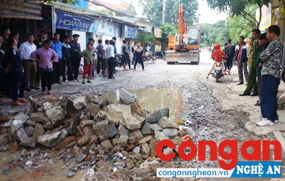 Người dân bức xúc đổ đá chặn xe qua lại