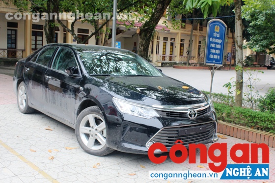 2 xe ôtô Camry của đối tượng đánh bạc được đưa về Công an TP Vinh để làm rõ
